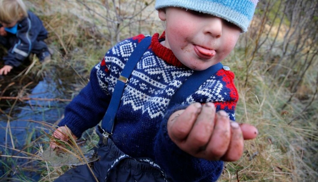 Forskning viser at barn som har gått i barnehage gjør det bedre på skolen. Nå ønsker myndighetene å få flere barn inn i barnehager. (Foto: Pål Hermansen, scanpix) Forskning viser at barn som har gått i barnehage gjør det bedre på skolen. Nå ønsker myndighetene å få flere barn inn i barnehager. (Foto: Pål Hermansen, scanpix)
