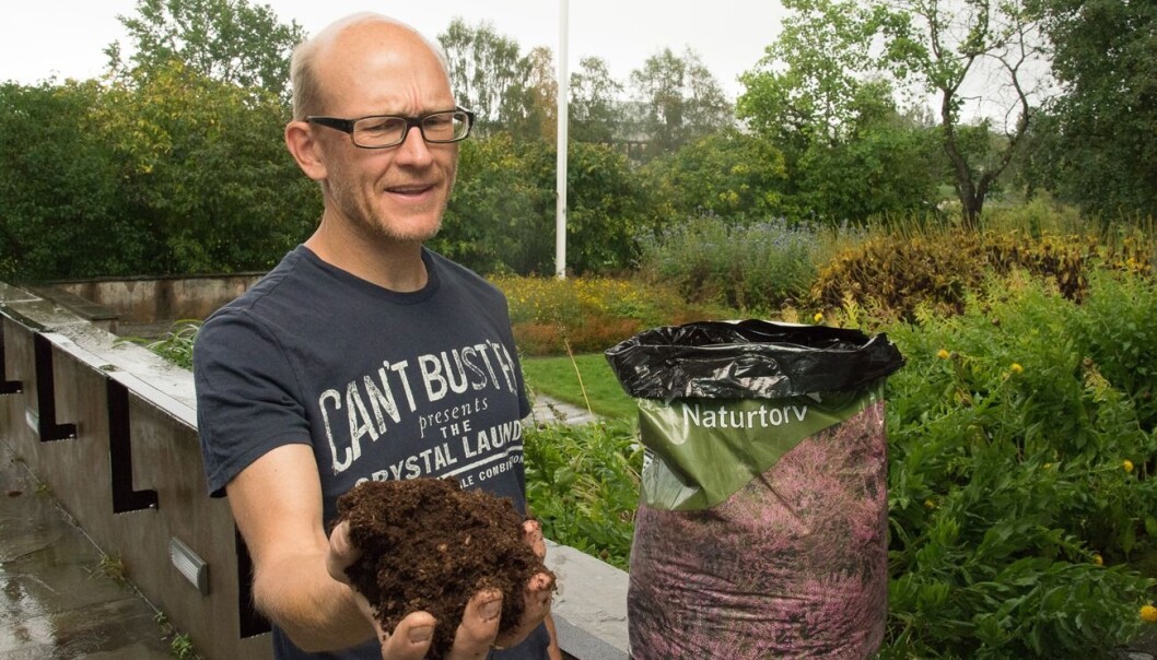 Forsker Erik Joner i NIBIO advarer mot å bruke opp landets torvressurser til potteplanter og til å forbedre jorda i landets mange privathager. (Foto: Erling Fløistad) Forsker Erik Joner i NIBIO advarer mot å bruke opp landets torvressurser til potteplanter og til å forbedre jorda i landets mange privathager. (Foto: Erling Fløistad)
