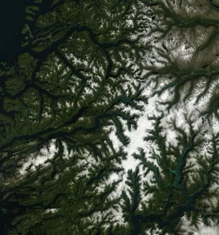 NASAs satellitt Terra kan bekrefte at Jostedalsbreen er der fortsatt. (Bilde: NASA Terra MODIS)
