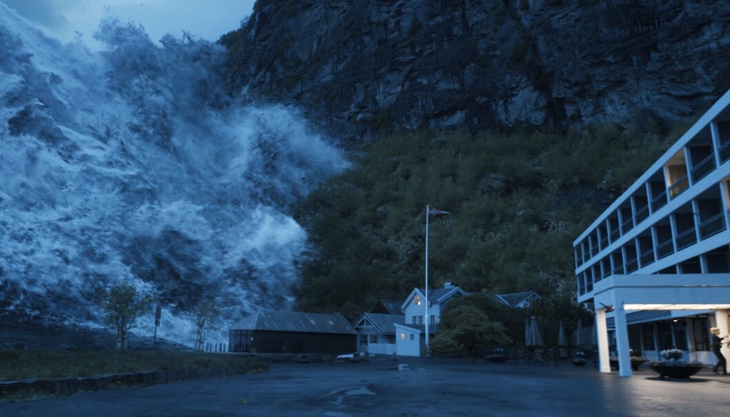 Det er ikke bare Åkneset på Sunnmøre som står i fare for å falle i fjorden, slik scenariet er i den nye norske filmen «Bølgen», som hadde premiere denne uka og som bildet er hentet fra. Forskerne mener å ha god kontroll på farlige fjellpartier i Norge, men seniorrådgiver Dag-Anders Moldestad ved Norsk Romsenter tror det fremdeles finnes farlige fjellområder som forskerne ikke har oppdaget. (Foto: Fantefilm Fiksjon) Det er ikke bare Åkneset på Sunnmøre som står i fare for å falle i fjorden, slik scenariet er i den nye norske filmen «Bølgen», som hadde premiere denne uka og som bildet er hentet fra. Forskerne mener å ha god kontroll på farlige fjellpartier i Norge, men seniorrådgiver Dag-Anders Moldestad ved Norsk Romsenter tror det fremdeles finnes farlige fjellområder som forskerne ikke har oppdaget. (Foto: Fantefilm Fiksjon)