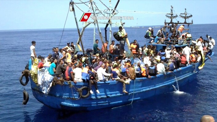 Menneskene i denne båten på vei fra Libya til Italia, ble reddet av den italienske kystvakten 23. august i år. Flere enn 60 000 flyktninger og immigranter kom til hvert av landene Helles og Italia første halvår i 2015. De fleste kom med båt over Middelhavet. (Foto: (Foto fra Italias kystvakt / NTB)) Menneskene i denne båten på vei fra Libya til Italia, ble reddet av den italienske kystvakten 23. august i år. Flere enn 60 000 flyktninger og immigranter kom til hvert av landene Helles og Italia første halvår i 2015. De fleste kom med båt over Middelhavet. (Foto: (Foto fra Italias kystvakt / NTB))