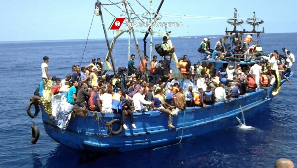 Menneskene i denne båten på vei fra Libya til Italia, ble reddet av den italienske kystvakten 23. august i år. Flere enn 60 000 flyktninger og immigranter kom til hvert av landene Helles og Italia første halvår i 2015. De fleste kom med båt over Middelhavet.  (Foto: (Foto fra Italias kystvakt / NTB))