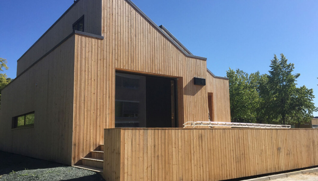 ZEB Living Lab er et forsøkshus i Trondheim som lager sin egen energi og ikke fører til utslipp av CO2. Fra 1. oktober 2015 skal frivillige grupper få bo her i 25 dager om gangen. Forskerne vil gjerne finne ut hvordan det oppleves å bo i et hus som styrer sitt eget energiregnskap. (Foto: The Research Centre for Zero Emission Buildings – ZEB) ZEB Living Lab er et forsøkshus i Trondheim som lager sin egen energi og ikke fører til utslipp av CO2. Fra 1. oktober 2015 skal frivillige grupper få bo her i 25 dager om gangen. Forskerne vil gjerne finne ut hvordan det oppleves å bo i et hus som styrer sitt eget energiregnskap. (Foto: The Research Centre for Zero Emission Buildings – ZEB)