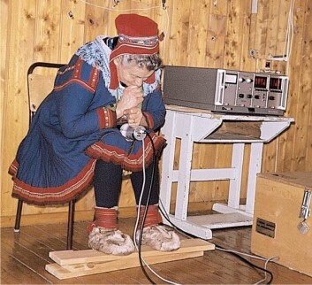 Måling av radioaktivitet i kroppen til en reindriftssame i Kautokeino på 1960-tallet. (Foto: Statens strålevern) Måling av radioaktivitet i kroppen til en reindriftssame i Kautokeino på 1960-tallet. (Foto: Statens strålevern)