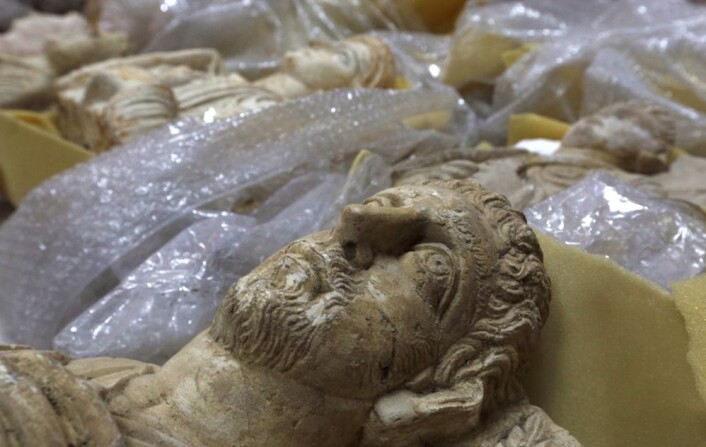 Tusenvis av kulturskatter reddes nå fra ødeleggelser og plyndring i et krigsherjet Syria. De pakkes inn og gjemmes på hemmelige steder. (Foto: Omar Sanadiki, Reuters) Tusenvis av kulturskatter reddes nå fra ødeleggelser og plyndring i et krigsherjet Syria. De pakkes inn og gjemmes på hemmelige steder. (Foto: Omar Sanadiki, Reuters)