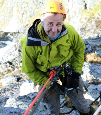 Skredforsker Reginald Hermanns ved Norges geologiske undersøkelse under arbeid i prosjektet CryoWall, som handler om permafrostforandringer og sammenhengen med skred i fjell. ( Foto: NGU) Skredforsker Reginald Hermanns ved Norges geologiske undersøkelse under arbeid i prosjektet CryoWall, som handler om permafrostforandringer og sammenhengen med skred i fjell. ( Foto: NGU)