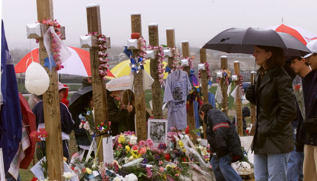 Minnelunden i dagene etter skolemassakren på Columbine High School i USA i 1999. De to drapsmennene tok livet av 13 mennesker før de skøyt seg selv. (Foto: Rick Wilking/Reuters) Minnelunden i dagene etter skolemassakren på Columbine High School i USA i 1999. De to drapsmennene tok livet av 13 mennesker før de skøyt seg selv. (Foto: Rick Wilking/Reuters)