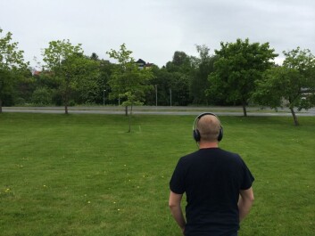 Forsker Audun Solvang ved Sintef IKT ser mot en vei der det foreløpig ikke kjører noen biler. Likevel kan han høre trafikken. (Foto: Sintef) Forsker Audun Solvang ved Sintef IKT ser mot en vei der det foreløpig ikke kjører noen biler. Likevel kan han høre trafikken. (Foto: Sintef)