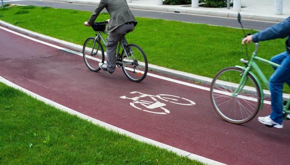 Det er ikke nødvendigvis så mye som skal til for at syklister får en bedre opplevelse på vei til jobben. En grønn stripe langs sykkelveien, for eksempel. (Illustrasjonsfoto: Microstock)