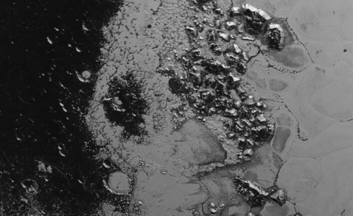 En nyoppdaget fjellkjede ligger nær den sørvestre utkanten av Plutos Tombaugh Regio, mellom lyse issletter og mørkt kraterstrødd terreng. Bildet ble tatt av New Horizons Long Lange Reconnaissance Imager (LORRI) den 14. juli 2015 fra en avstand av 77 000 kilometer. Detaljer ned til en kilometer er synlige. (Foto: NASA/JHUAPL/SWRI) En nyoppdaget fjellkjede ligger nær den sørvestre utkanten av Plutos Tombaugh Regio, mellom lyse issletter og mørkt kraterstrødd terreng. Bildet ble tatt av New Horizons Long Lange Reconnaissance Imager (LORRI) den 14. juli 2015 fra en avstand av 77 000 kilometer. Detaljer ned til en kilometer er synlige. (Foto: NASA/JHUAPL/SWRI)