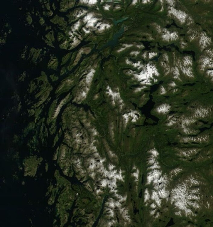 Røssvatnet og omegn sett fra NASAs satellitt Terra 20. august. (Bilde: NASA Terra MODIS) Røssvatnet og omegn sett fra NASAs satellitt Terra 20. august. (Bilde: NASA Terra MODIS)