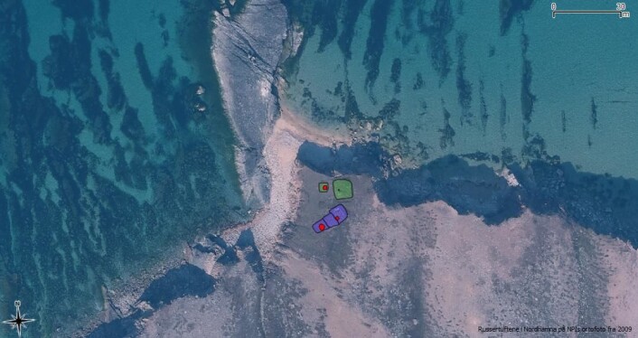 Innmålingen av de to fangststasjonene lagt på ortofoto fra Polarinsituttet. Ovner er markert med rødt. De nordlige grønne tuftene er vanskelige å tolke men funnet av ikonet plasserer dem som russiske. De sørlige lilla tuftene er en typisk 3-delt pomorsk fangstasjon. (Foto: (Kilde: Bakgrunn fra NPI, figur ved Arild Skjæveland Vivås/ Sysselmannen på Svalbard.)) Innmålingen av de to fangststasjonene lagt på ortofoto fra Polarinsituttet. Ovner er markert med rødt. De nordlige grønne tuftene er vanskelige å tolke men funnet av ikonet plasserer dem som russiske. De sørlige lilla tuftene er en typisk 3-delt pomorsk fangstasjon. (Foto: (Kilde: Bakgrunn fra NPI, figur ved Arild Skjæveland Vivås/ Sysselmannen på Svalbard.))