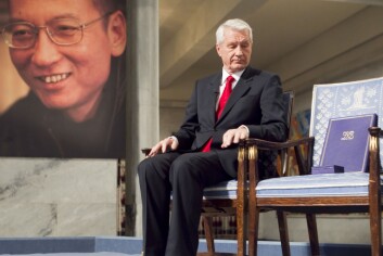 I 2010 mottok den kinesiske dissidenten Liu Xiaobo Nobels Fredspris. Xiaobo var representert med en ledig stol på podiet under seremonien, ettersom han sitter fengslet i Kina. Nobelkomiteens daværende leder Thorbjørn Jagland måtte tåle mye kritikk for tildelingen siden mange mente det ville skade forholdet mellom Norge og Kina. (Foto: Heiko Junge, NTB scanpix) I 2010 mottok den kinesiske dissidenten Liu Xiaobo Nobels Fredspris. Xiaobo var representert med en ledig stol på podiet under seremonien, ettersom han sitter fengslet i Kina. Nobelkomiteens daværende leder Thorbjørn Jagland måtte tåle mye kritikk for tildelingen siden mange mente det ville skade forholdet mellom Norge og Kina. (Foto: Heiko Junge, NTB scanpix)