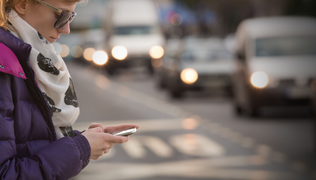 Sjekking av mobiltelefonen mens man går, har blitt mer utbredt. Nå har forskere undersøkt hvordan det påvirker ganglaget. Spaserturen tok lengre tid, men deltakerne manøvrerte stort sett uten å snuble. (Illustrasjonsfoto: Microstock) Sjekking av mobiltelefonen mens man går, har blitt mer utbredt. Nå har forskere undersøkt hvordan det påvirker ganglaget. Spaserturen tok lengre tid, men deltakerne manøvrerte stort sett uten å snuble. (Illustrasjonsfoto: Microstock)