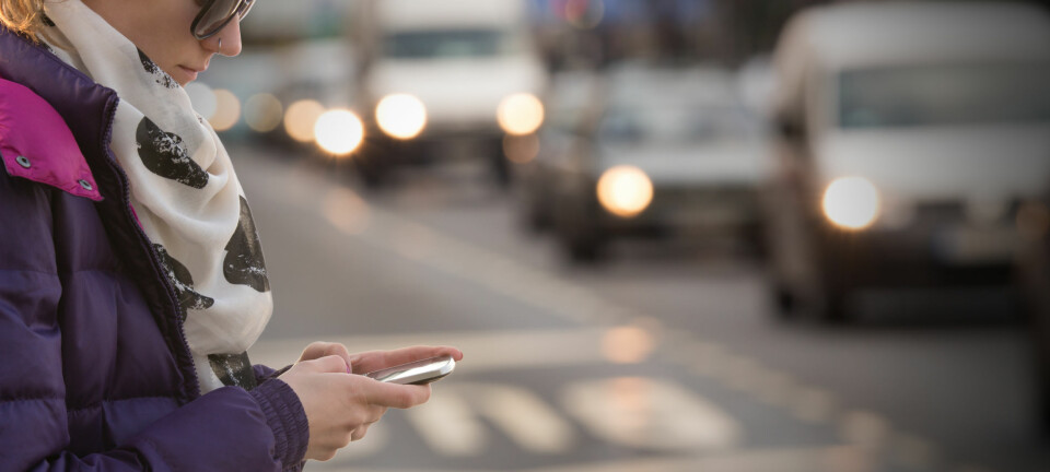 Sjekking av mobiltelefonen mens man går, har blitt mer utbredt. Nå har forskere undersøkt hvordan det påvirker ganglaget. Spaserturen tok lengre tid, men deltakerne manøvrerte stort sett uten å snuble.   (Illustrasjonsfoto: Microstock)
