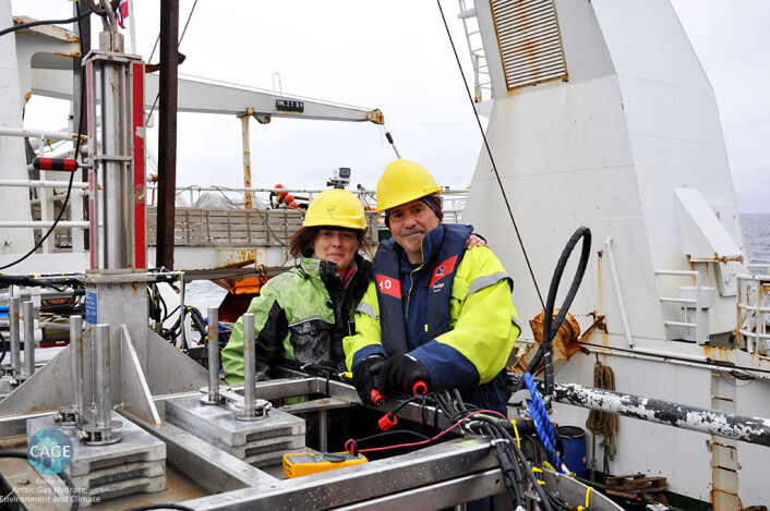Giuliana Panieri og Dan Fornari ved siden av Tow Cam-systemet om bord «FF Helmer Hanssen». Fornari utviklet kamerasystemet og tilpasset det til Cage-plattformen. (Foto: E. Åström, Cage) Giuliana Panieri og Dan Fornari ved siden av Tow Cam-systemet om bord «FF Helmer Hanssen». Fornari utviklet kamerasystemet og tilpasset det til Cage-plattformen. (Foto: E. Åström, Cage)