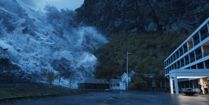 Den forskningsbaserte bølgen på vei mot hotellet i Geiranger. (Foto: Fantefilm Fiksjon) Den forskningsbaserte bølgen på vei mot hotellet i Geiranger. (Foto: Fantefilm Fiksjon)