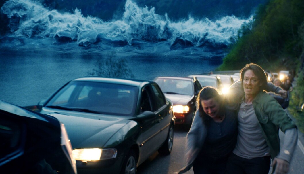 Kristoffer Joner flykter fra forskningsbasert flodbølge. (Foto: Fantefilm Fiksjon) Kristoffer Joner flykter fra forskningsbasert flodbølge. (Foto: Fantefilm Fiksjon)