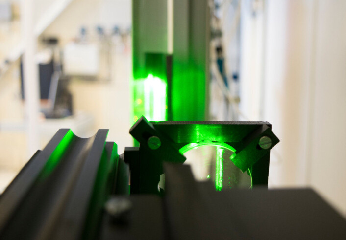 Ved hjelp av laserstråler, høyhastighetskamera og datamaskiner kan forskerne identifisere tusenvis av partikler og se hvordan disse beveger seg i vannet. Målingene brukes til å sjekke om ulike datamodeller er riktige. (Foto: Leiv Gunnar Lie, UiS) Ved hjelp av laserstråler, høyhastighetskamera og datamaskiner kan forskerne identifisere tusenvis av partikler og se hvordan disse beveger seg i vannet. Målingene brukes til å sjekke om ulike datamodeller er riktige. (Foto: Leiv Gunnar Lie, UiS)