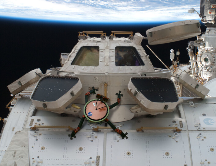 Slik ser en kunstner for seg at en gekkorobot kan klatre rundt på den internasjonale romstasjonen. (Foto: NASA/JPL) Slik ser en kunstner for seg at en gekkorobot kan klatre rundt på den internasjonale romstasjonen. (Foto: NASA/JPL)