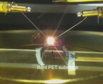 Her demonstreres en grafenbasert lysdiode produsert på bøyelig PET-plast. Selve lysdioden måler om lag 0,1 ganger 0,1 millimeter. (Foto: Wang m.fl./Nature) Her demonstreres en grafenbasert lysdiode produsert på bøyelig PET-plast. Selve lysdioden måler om lag 0,1 ganger 0,1 millimeter. (Foto: Wang m.fl./Nature)