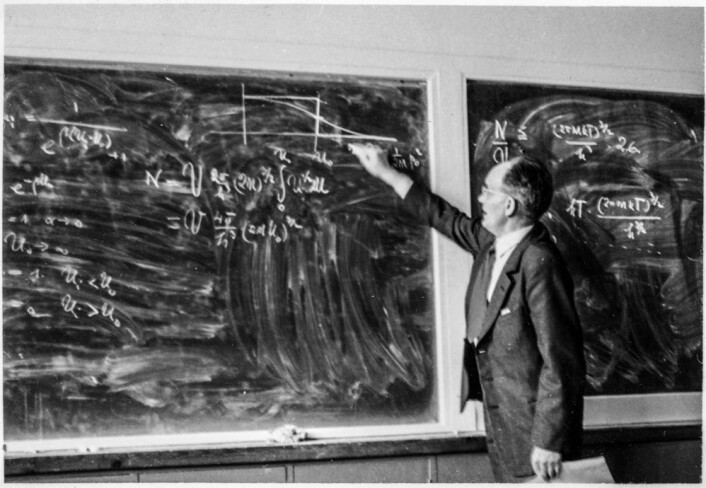 Egil Hylleraas underviser fra tavla i 1954. (Foto: MUV/UiO) Egil Hylleraas underviser fra tavla i 1954. (Foto: MUV/UiO)
