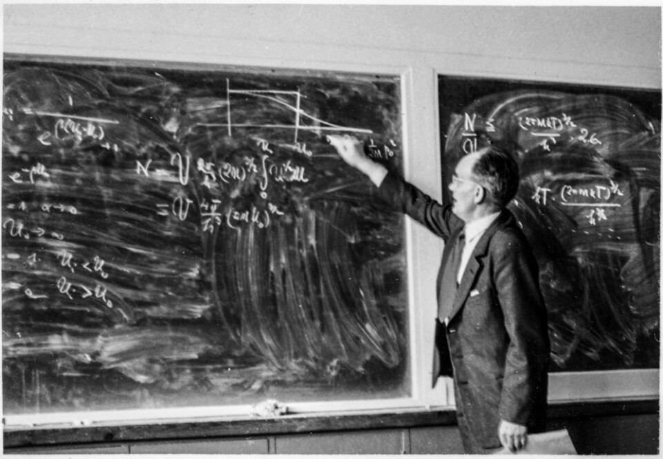 Egil Hylleraas underviser fra tavla i 1954. (Foto: MUV/UiO)