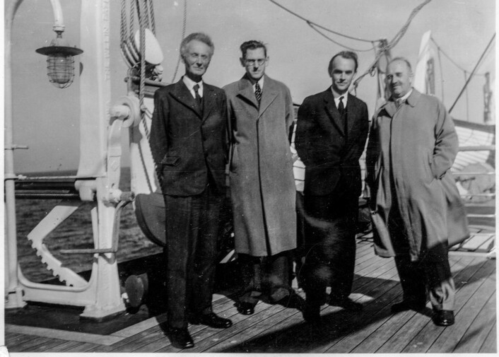 Egil Hylleraas på vei til fysikerkonferanse i London i 1934 sammen med Vilhelm Bjerknes, Svein Rosseland og Lars Vegand. (Foto: MUV/UiO) Egil Hylleraas på vei til fysikerkonferanse i London i 1934 sammen med Vilhelm Bjerknes, Svein Rosseland og Lars Vegand. (Foto: MUV/UiO)