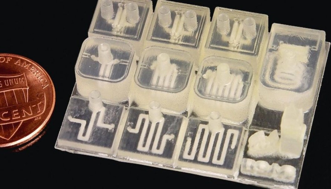 Ingeniørene laget et system som printer med polymer og voks. Når de deretter fjerner voksen, etterlater den seg hulrom som kan fylles med flytende metall. (Foto: Berkeley Sensor and Actuator Center) Ingeniørene laget et system som printer med polymer og voks. Når de deretter fjerner voksen, etterlater den seg hulrom som kan fylles med flytende metall. (Foto: Berkeley Sensor and Actuator Center)