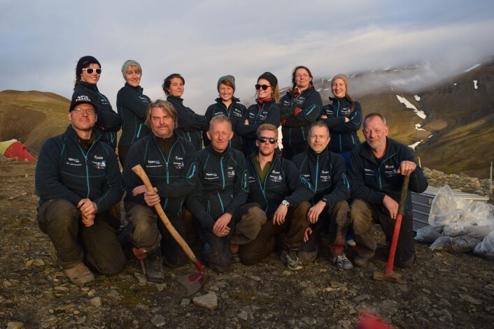 Øglegraverne 2015. Foran fra venstre: Achim Reisdorf, Jørn Hurum, Stig Larsen, Ole Frederik Roaldset, Bjørn Lund, Øyvind Enger. Bak fra vvenstre: Aubrey Jane Roberts, Charlotte Sletten Bjorå, Lene Liebe Delsett, Victoria Engelschiøn Nash, Christina Ekeheien, Lena Kristiansen og Inghild Økland. (Foto: Victoria Engelschøn Nash) Øglegraverne 2015. Foran fra venstre: Achim Reisdorf, Jørn Hurum, Stig Larsen, Ole Frederik Roaldset, Bjørn Lund, Øyvind Enger. Bak fra vvenstre: Aubrey Jane Roberts, Charlotte Sletten Bjorå, Lene Liebe Delsett, Victoria Engelschiøn Nash, Christina Ekeheien, Lena Kristiansen og Inghild Økland. (Foto: Victoria Engelschøn Nash)