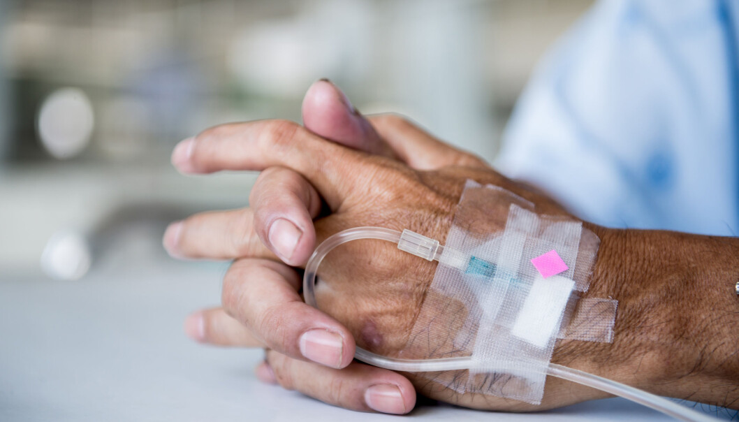Her i Norge anbefales bruk av cellegift for lindrende behandling på individuell basis – beregnet på livsforlengelse, symptomforebygging eller symptomlindring. Retningslinjene understreker at man bør ha en samtale med pasienten og pårørende i utgangspunktet for å klargjøre forventede bivirkninger, forventet effekt og situasjoner der behandlingen bør stanses. (Foto: Microstock) Her i Norge anbefales bruk av cellegift for lindrende behandling på individuell basis – beregnet på livsforlengelse, symptomforebygging eller symptomlindring. Retningslinjene understreker at man bør ha en samtale med pasienten og pårørende i utgangspunktet for å klargjøre forventede bivirkninger, forventet effekt og situasjoner der behandlingen bør stanses. (Foto: Microstock)
