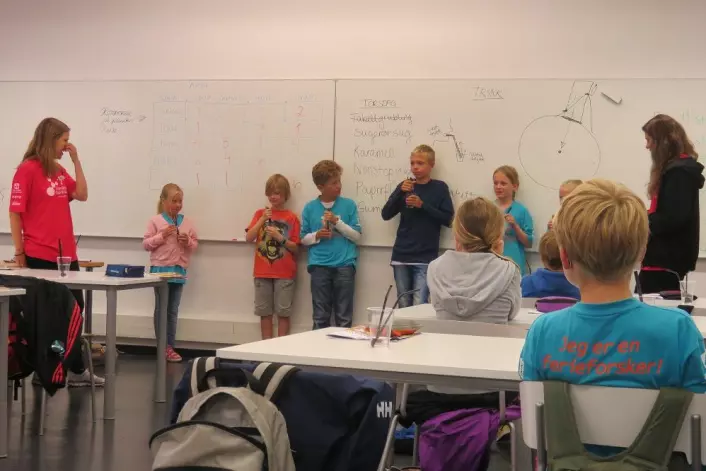 Elevene på Forskerfabrikken lærer om høytrykk og lavtrykk. (Foto: Nora Heyerdahl)