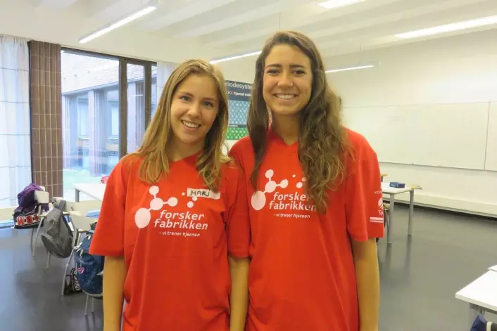 Mari Bøe og Malene Nyhus studerer til å bli lektorer og er instuktører på Forskerfabrikken. (Foto: Nora Heyerdahl)