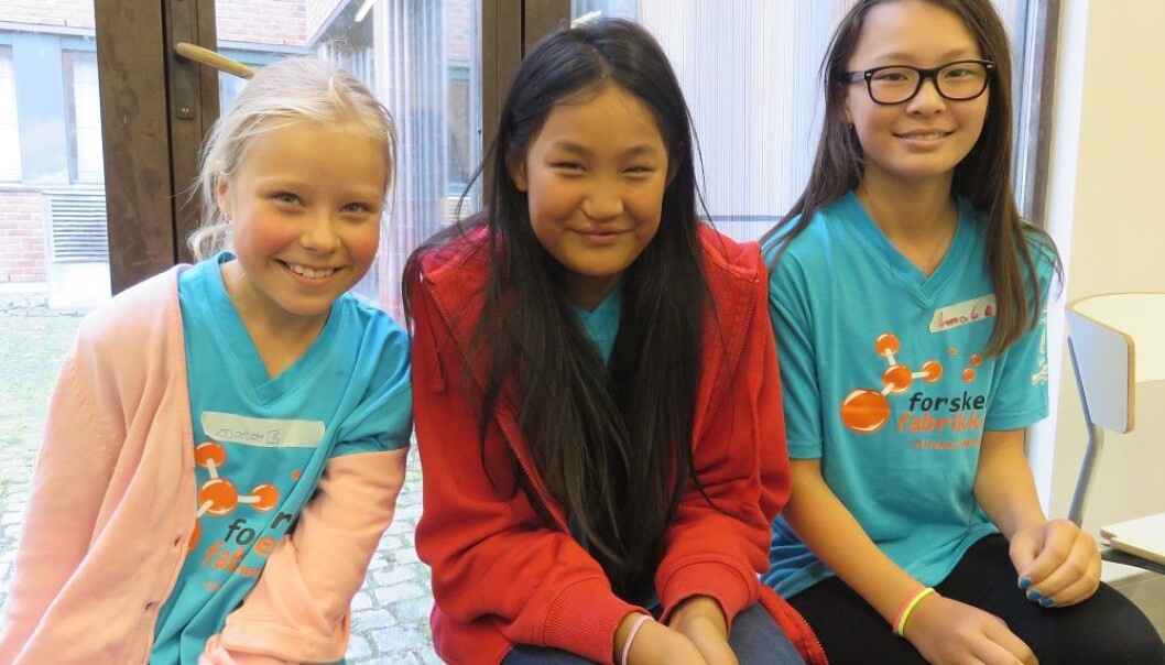 Anine Wiik Nilsen (9), Elise Bremer (10) og Amalie Ruthenbeck (12) har valgt å bruke litt av sommerferien på å lære naturfag. (Foto: Nora Heyerdahl) Anine Wiik Nilsen (9), Elise Bremer (10) og Amalie Ruthenbeck (12) har valgt å bruke litt av sommerferien på å lære naturfag. (Foto: Nora Heyerdahl)