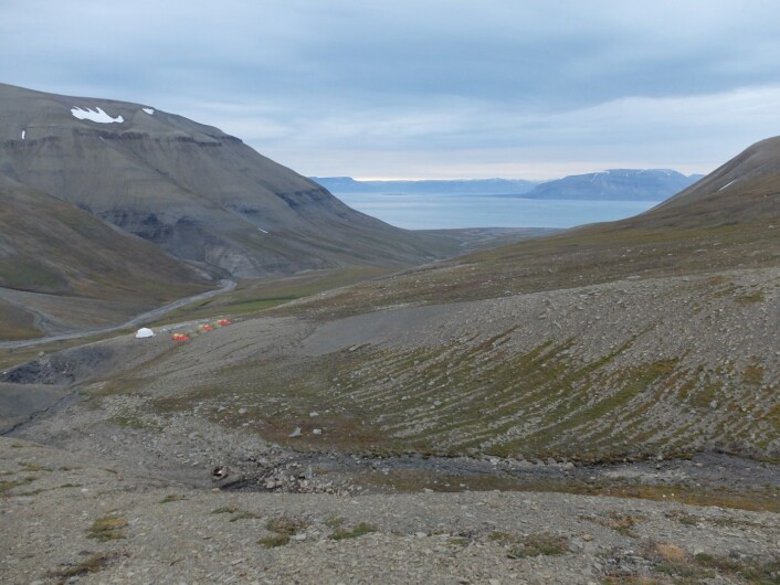 Årets leir. Nederst i bildet kan man skimte toalettet, med utsikt over leirens fjellbekk og drikkevannskilde (vannet hentes lenger oppe!). (Foto: Christina Ekeheien) Årets leir. Nederst i bildet kan man skimte toalettet, med utsikt over leirens fjellbekk og drikkevannskilde (vannet hentes lenger oppe!). (Foto: Christina Ekeheien)
