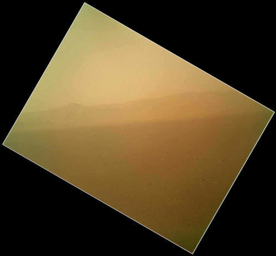 Bildet av landskapet nord for landingsplassen ble tatt av Mars Hand Lens Imager samme dag som Curiosity landa. (Foto: NASA)