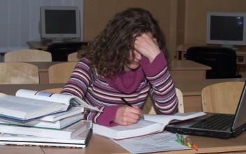 En av tre svenske 16-åringer er kronisk stressa. For jenter er tallene enda høyere: halvparten av dem opplever kronisk og alvorlig stress. (Foto: Colourbox) En av tre svenske 16-åringer er kronisk stressa. For jenter er tallene enda høyere: halvparten av dem opplever kronisk og alvorlig stress. (Foto: Colourbox)