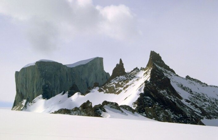 Mange av fjellene i Dronning Maud Land har fått norske navn som gjenspeiler utseendet; her er den 900 meter høye Hoggstabben til venstre. (Foto: Synnøve Elvevold, Norsk Polarinstitutt) Mange av fjellene i Dronning Maud Land har fått norske navn som gjenspeiler utseendet; her er den 900 meter høye Hoggstabben til venstre. (Foto: Synnøve Elvevold, Norsk Polarinstitutt)