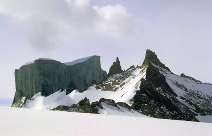 Mange av fjellene i Dronning Maud Land har fått norske navn som gjenspeiler utseendet; her er den 900 meter høye Hoggstabben til venstre. (Foto: Synnøve Elvevold, Norsk Polarinstitutt)