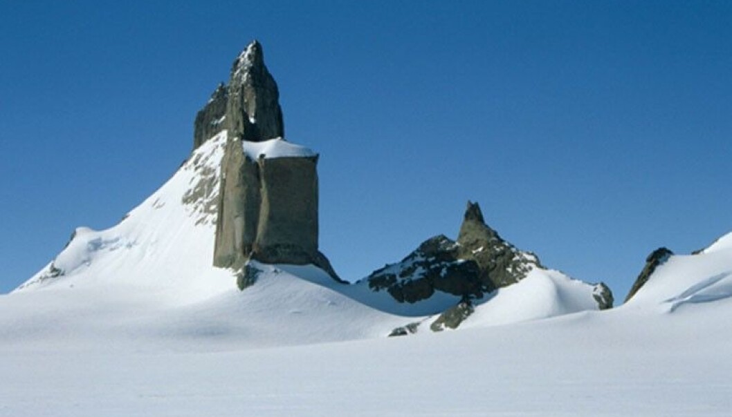 Ulvetanna er en av nunatakene i Heimfrontfjella i den norske delen av Antarktis. (Foto: Synnøve Elvevold, Norsk Polarinstitutt) Ulvetanna er en av nunatakene i Heimfrontfjella i den norske delen av Antarktis. (Foto: Synnøve Elvevold, Norsk Polarinstitutt)