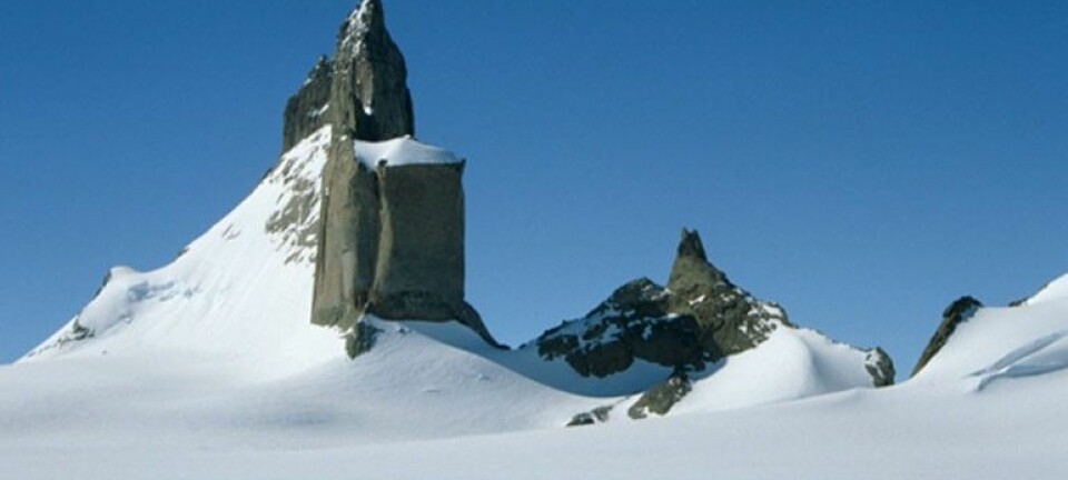 Ulvetanna er en av nunatakene i Heimfrontfjella i den norske delen av Antarktis. (Foto: Synnøve Elvevold, Norsk Polarinstitutt)