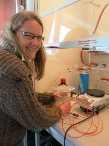 Kristine Bondo Pedersen viser her frem instrumentet hun brukte i sine analyser av bunnslam fra havnebasseng i Arktis. (Foto: Vibeke Os) Kristine Bondo Pedersen viser her frem instrumentet hun brukte i sine analyser av bunnslam fra havnebasseng i Arktis. (Foto: Vibeke Os)