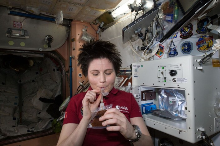 ESA-astronaut Samantha Cristoforetti nyter sin første kaffe fra den nye ISSpresso-maskinen. (Foto: NASA) ESA-astronaut Samantha Cristoforetti nyter sin første kaffe fra den nye ISSpresso-maskinen. (Foto: NASA)