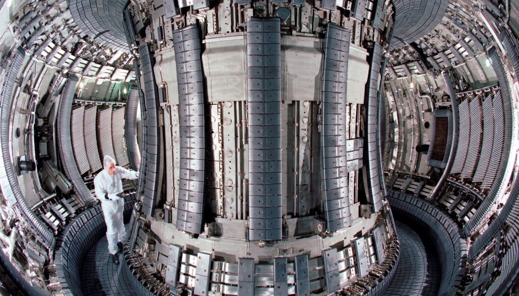 JET (Joint European Torus) er fortsatt den største testreaktoren innen fusjonsforskning i Europa, og står i nærheten av Oxford i England. Bildet er fra da en oppgradering av reaktoren i 1997. (Foto: Eurofusion) JET (Joint European Torus) er fortsatt den største testreaktoren innen fusjonsforskning i Europa, og står i nærheten av Oxford i England. Bildet er fra da en oppgradering av reaktoren i 1997. (Foto: Eurofusion)
