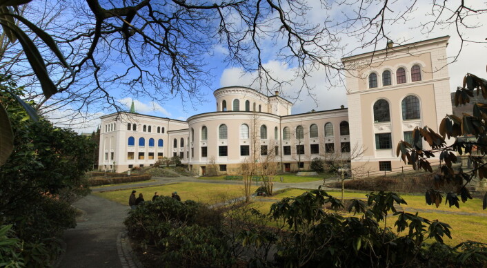 Mest tid på undervisning bruker en faglig ansatt ved Universitetet i Bergen (68 prosent av arbeidstiden) som er avbildet her, Høgskolen i Sør-Trøndelag (68 prosent) og Høgskolen i Volda (64 prosent). Minst tid på undervisning bruker en faglig ansatt ved NTNU (44 prosent) og Universitetet i Nordland (49 prosent). Obs: Disse tallene er noen år gamle. Kilde: NIFUs tidsbruksundersundersøkelser (Foto: Marianne Røsvik/UiB) Mest tid på undervisning bruker en faglig ansatt ved Universitetet i Bergen (68 prosent av arbeidstiden) som er avbildet her, Høgskolen i Sør-Trøndelag (68 prosent) og Høgskolen i Volda (64 prosent). Minst tid på undervisning bruker en faglig ansatt ved NTNU (44 prosent) og Universitetet i Nordland (49 prosent). Obs: Disse tallene er noen år gamle. Kilde: NIFUs tidsbruksundersundersøkelser (Foto: Marianne Røsvik/UiB)