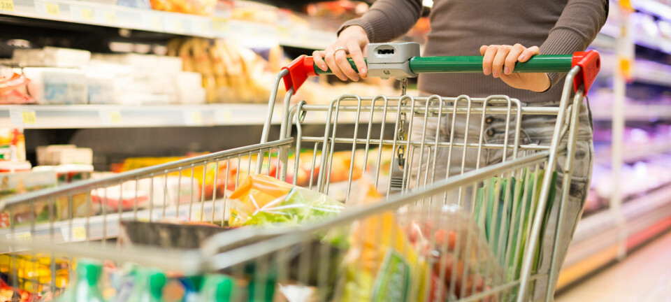De som tar med handlenett til butikken kjøper mer miljøvennlig mat, men belønner også seg selv ved å kjøpe mer usunn mat, viser studie.  (Illustrasjonsfoto: Microstock)