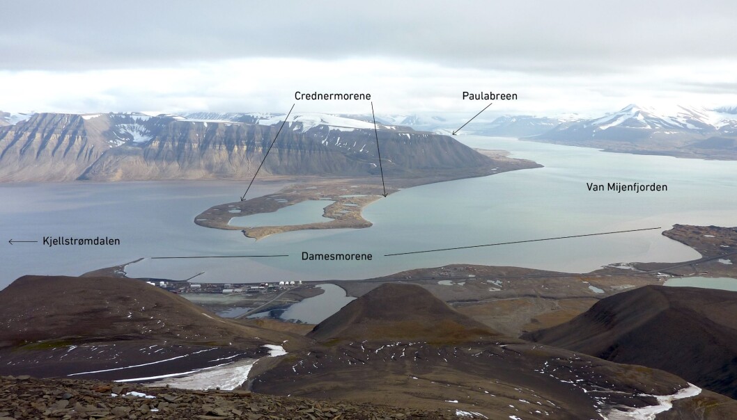 Paulabreen ses innerst i Rindersbukta som er en sidearm til Van Mijenfjorden. Credner- og Damesmorenene ble dannet da Paulabreen krysset over Van Mijenfjorden stengte av Kjellstrømdalen. (Foto: Eiliv Larsen, NGU) Paulabreen ses innerst i Rindersbukta som er en sidearm til Van Mijenfjorden. Credner- og Damesmorenene ble dannet da Paulabreen krysset over Van Mijenfjorden stengte av Kjellstrømdalen. (Foto: Eiliv Larsen, NGU)