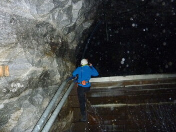 Looking at the water in the tunnels under the glacier. (Foto: Photo: Miriam Jackson) Looking at the water in the tunnels under the glacier. (Foto: Photo: Miriam Jackson)