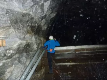 Looking at the water in the tunnels under the glacier. (Foto: Photo: Miriam Jackson)
