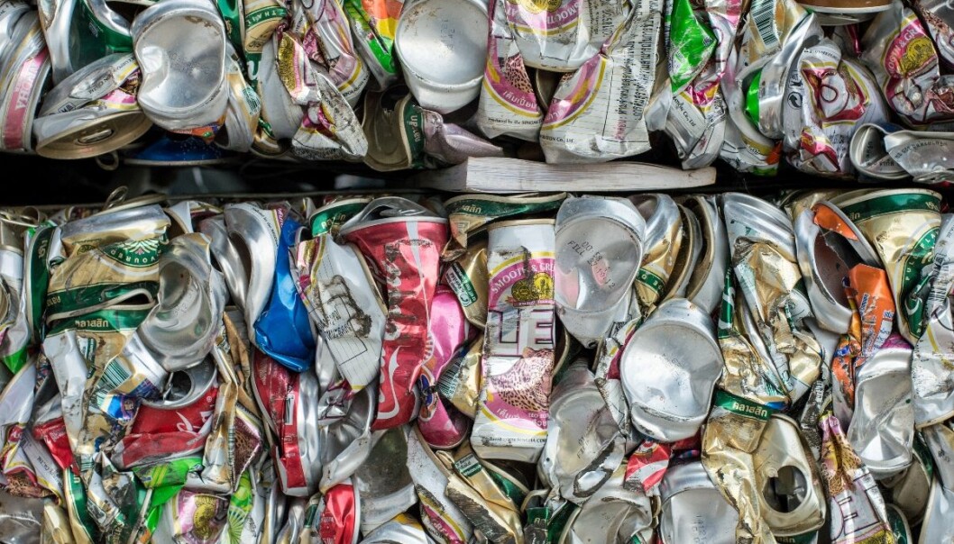 Søppel du putter i brusboksen følger med til gjenvinningsstasjonen og forurenser aluminiumen. (Foto: Colourbox) Søppel du putter i brusboksen følger med til gjenvinningsstasjonen og forurenser aluminiumen. (Foto: Colourbox)